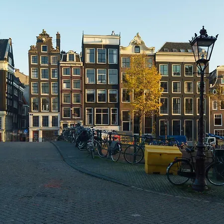 18th Century Groundfloor Canal House With Patio/garden *