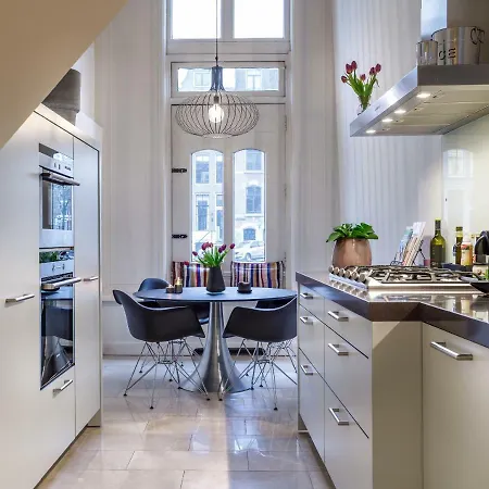 Апартаменты 18th Century Groundfloor Canal House With Patio/garden